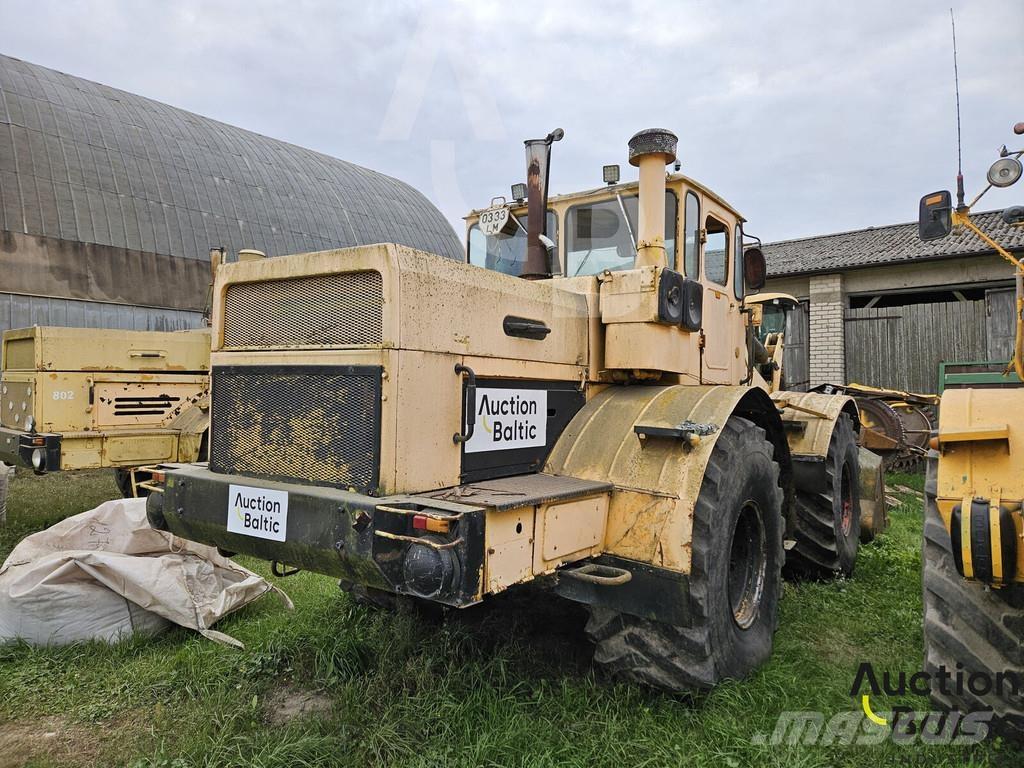  Kirovec K-700A Traktorok