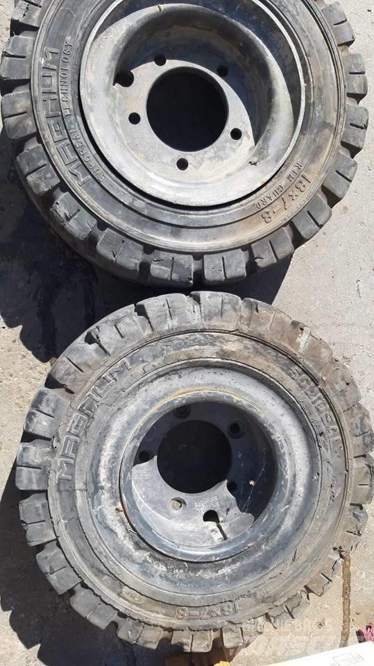 Bobcat 2000 Gumiabroncsok, kerekek és felnik