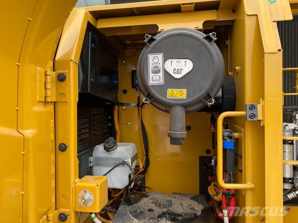 CAT 323D3 Lánctalpas kotrók