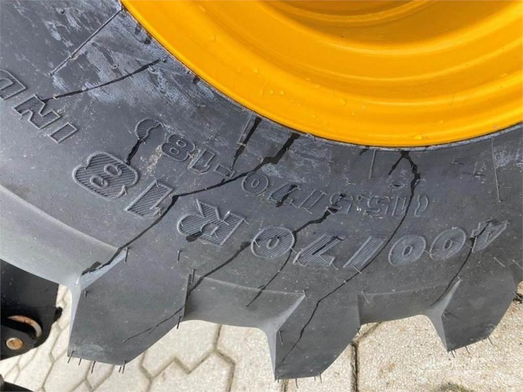 JCB 407 Gumikerekes homlokrakodók