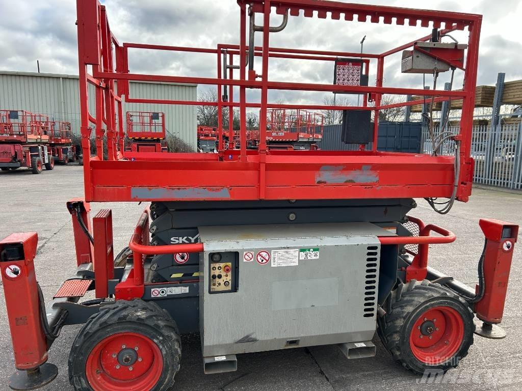 SkyJack SJ 6832 Ollós emelők