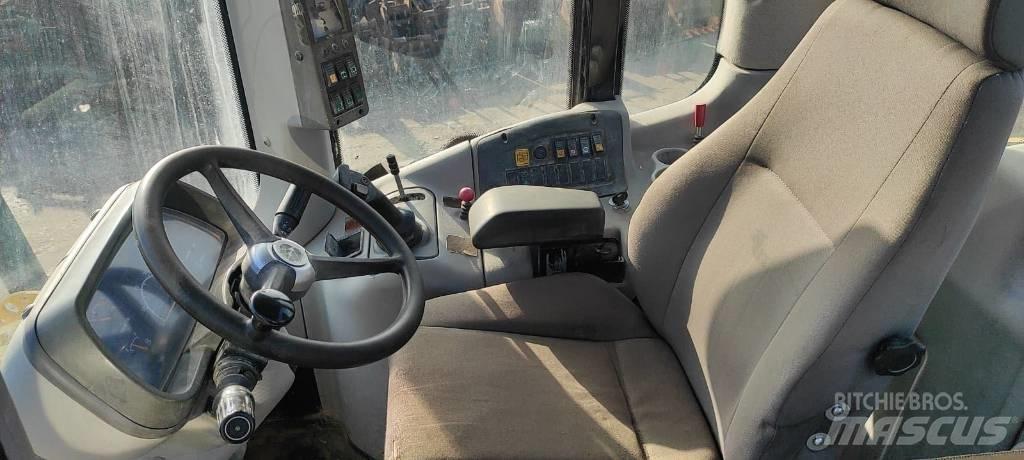 New Holland W 130 Gumikerekes homlokrakodók