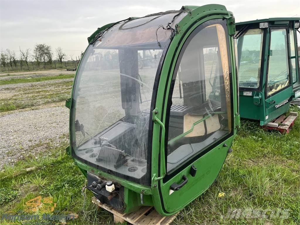 John Deere 1470E Vezetőfülke és belső tartozékok