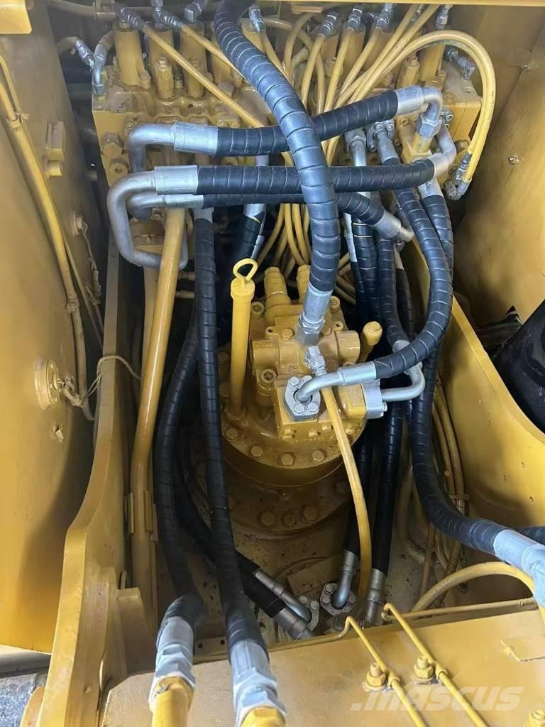 CAT 320 D2 Lánctalpas kotrók