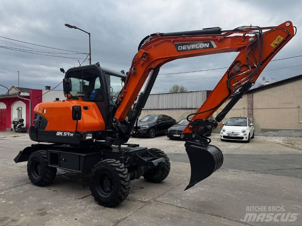Develon DX 57 W-7 Gumikerekes kotrók