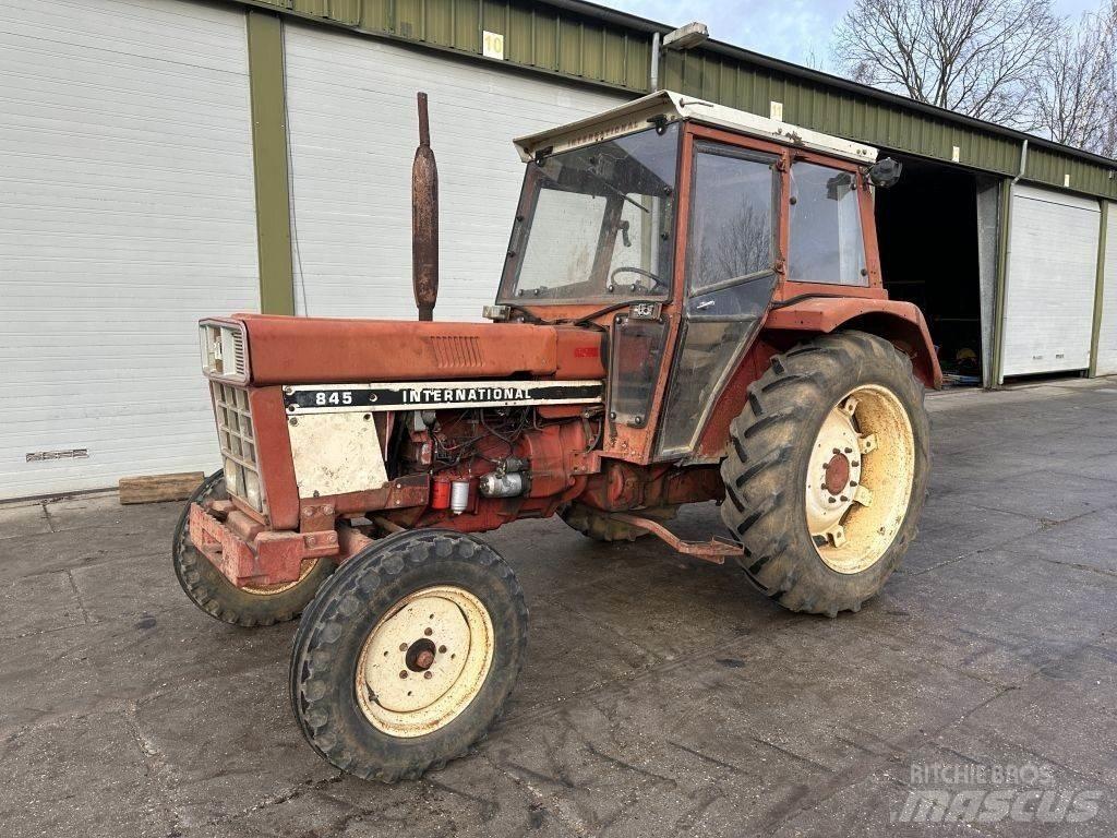 International 845 Traktorok