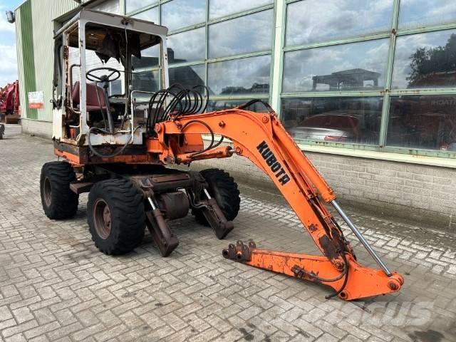 Kubota KH 16- W Gumikerekes kotrók