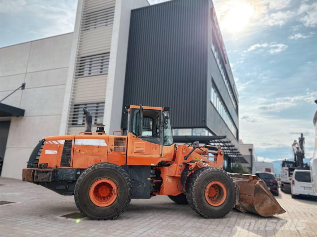 Doosan DL 300 Gumikerekes homlokrakodók
