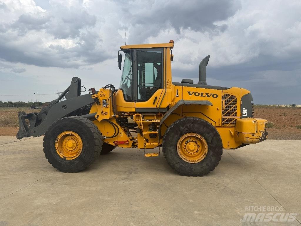 Volvo L90F Gumikerekes homlokrakodók