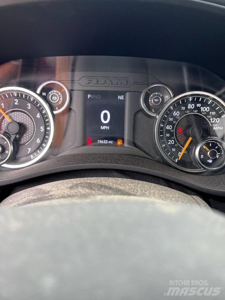 RAM 5500 Platós / Ponyvás teherautók