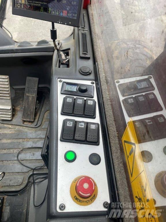 Komatsu 931 XC Betakarítók