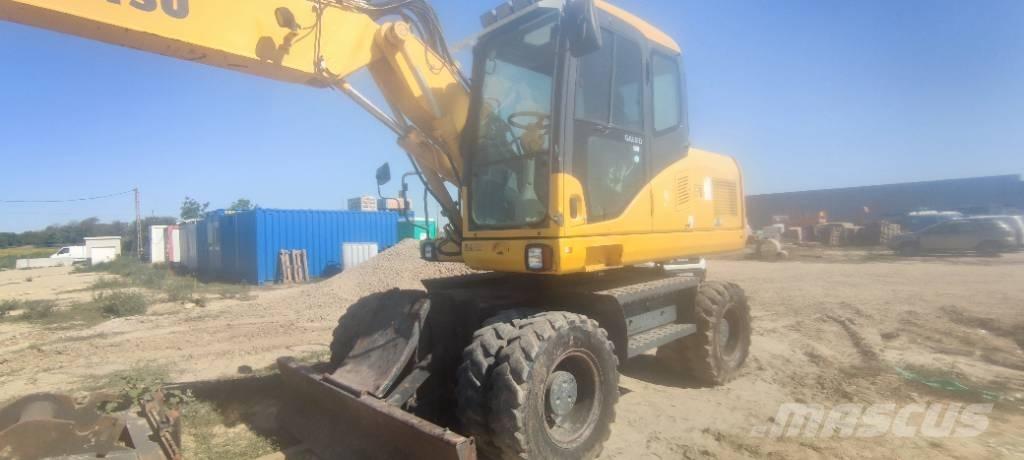 Komatsu PW 140-7 Gumikerekes kotrók