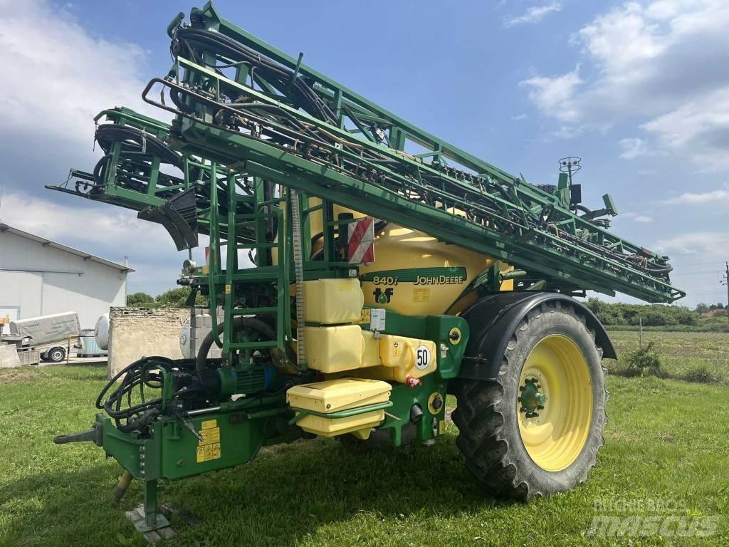 John Deere 840 i Vontatott trágyaszórók