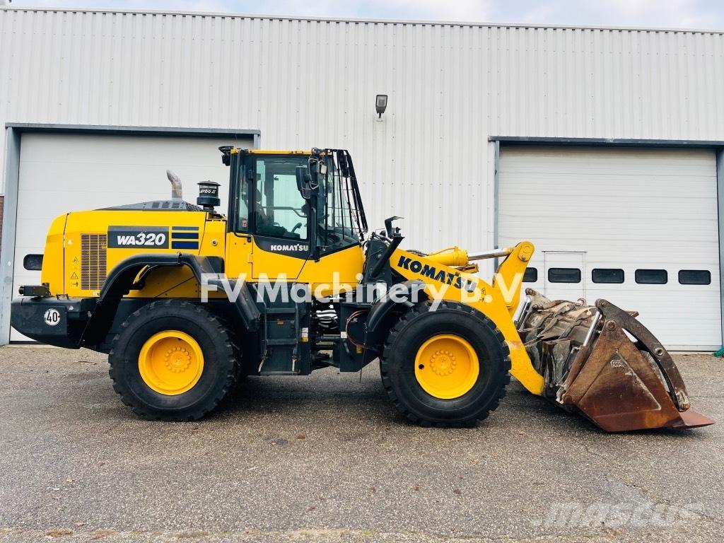 Komatsu WA320 Gumikerekes homlokrakodók