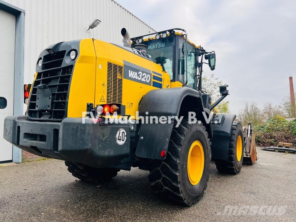 Komatsu WA320 Gumikerekes homlokrakodók
