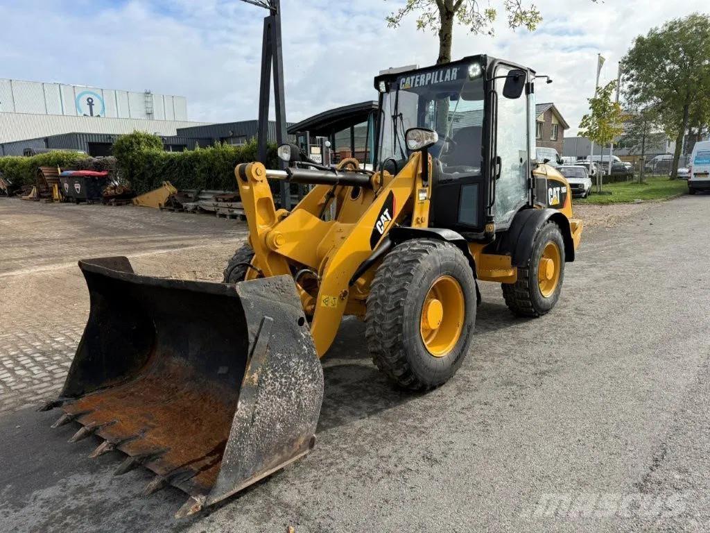CAT 906H Gumikerekes homlokrakodók