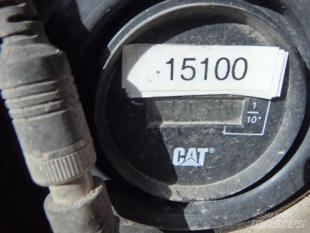 CAT M 313 C 4x4 Gumikerekes kotrók