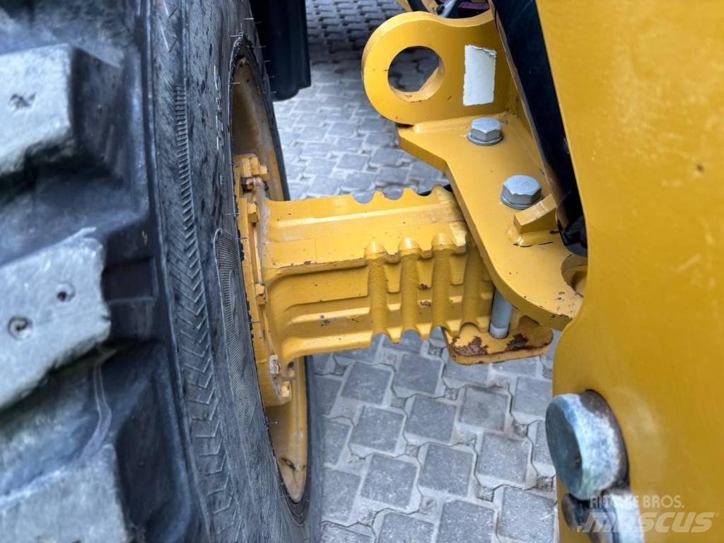 CAT 908 M Gumikerekes homlokrakodók