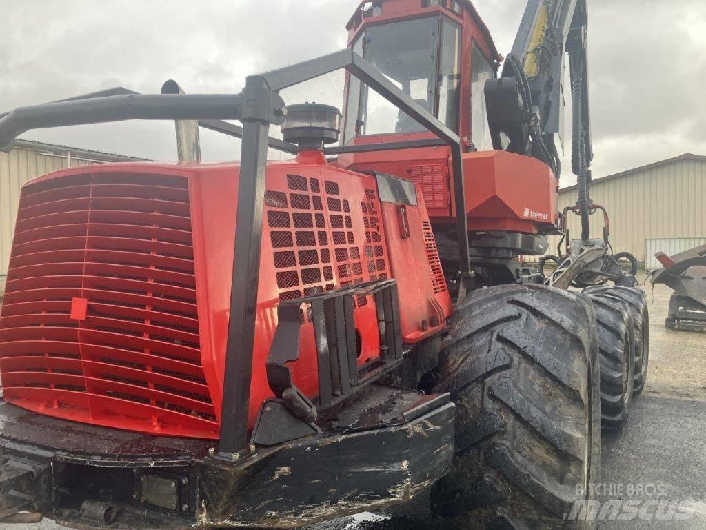 Komatsu 931 Betakarítók