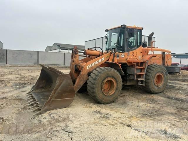 Doosan DL 300 Gumikerekes homlokrakodók