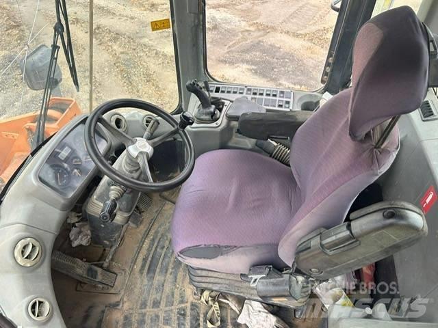 Doosan DL 300 Gumikerekes homlokrakodók