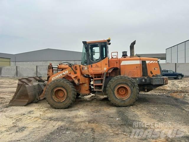 Doosan DL 300 Gumikerekes homlokrakodók