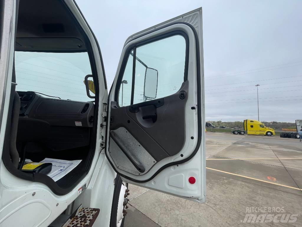 Freightliner M 106 Platós / Ponyvás teherautók