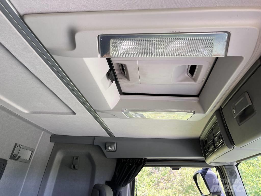 Renault Kerax 6x4 Rakodó daruk