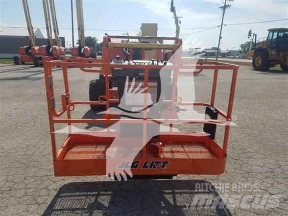 JLG 450AJ Karos emelők