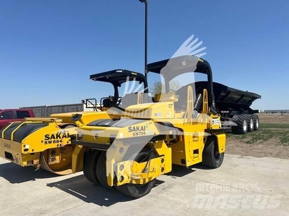 Sakai GW754 Pneumatikus kerekes hengerek