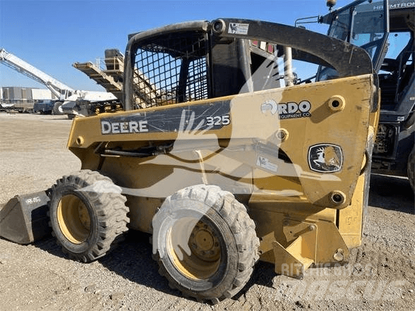 John Deere 325 Kompaktrakodók