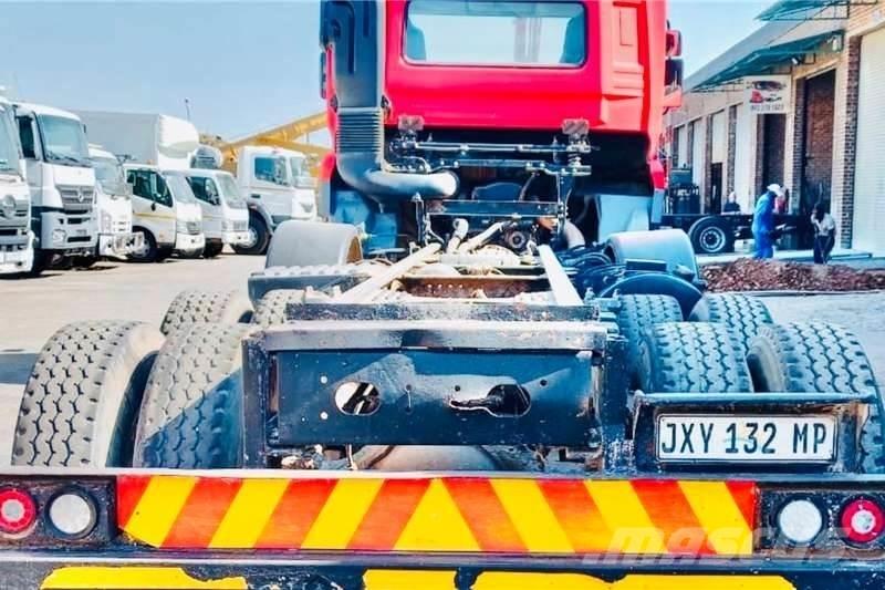 UD CGE 370 8x4 Egyéb