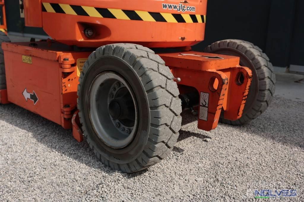 JLG E300AJP Karos emelők