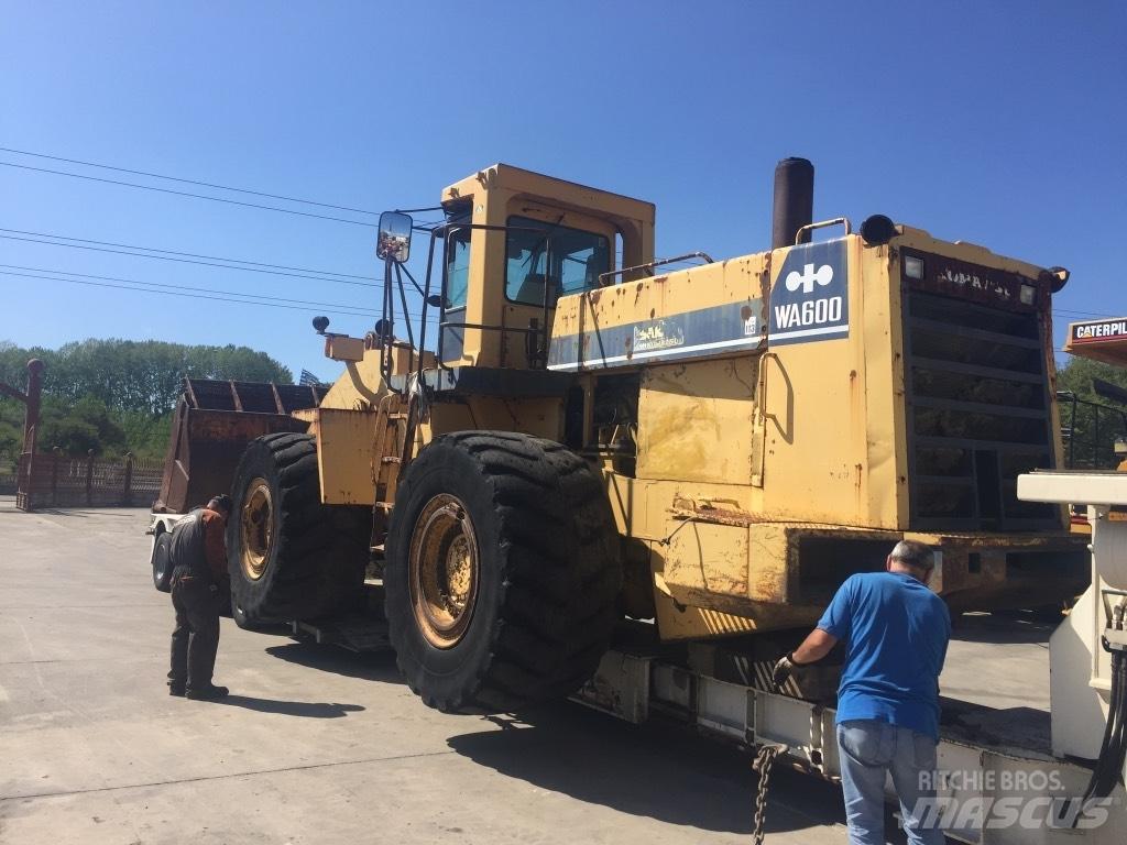 Komatsu WA600-1 Gumikerekes homlokrakodók