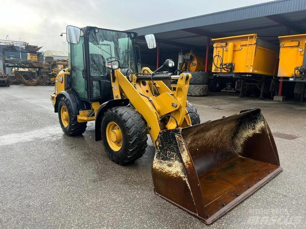 CAT 906M Gumikerekes homlokrakodók