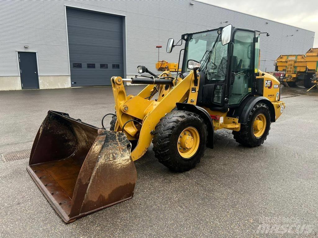 CAT 906M Gumikerekes homlokrakodók