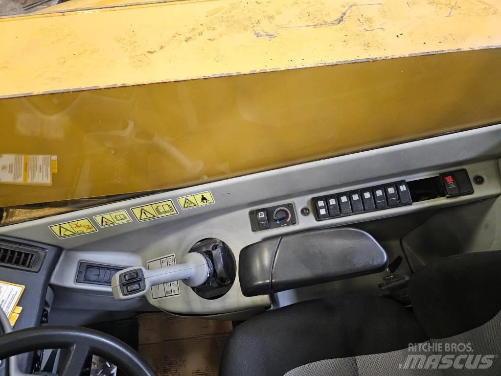 CAT TH330B 2007 Gumikerekes homlokrakodók