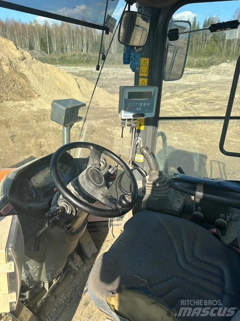 Hitachi ZW 250 Gumikerekes homlokrakodók