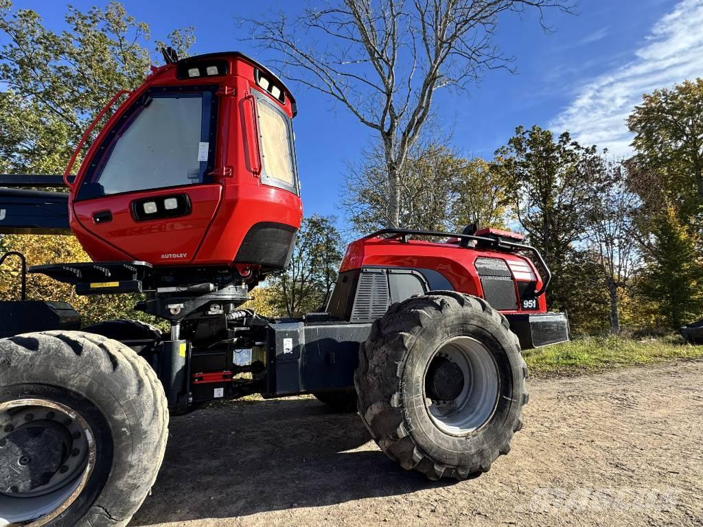 Komatsu 951 Betakarítók