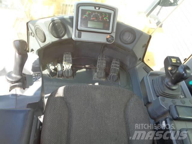CAT 950M Gumikerekes homlokrakodók