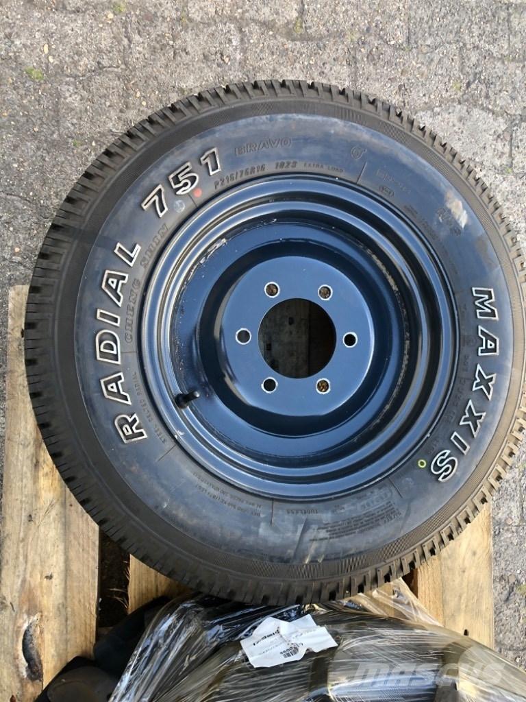  Radial 751 Kompakt traktorok
