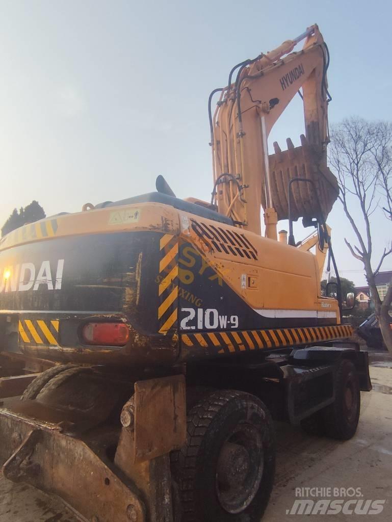 Hyundai 210W-9 Gumikerekes kotrók