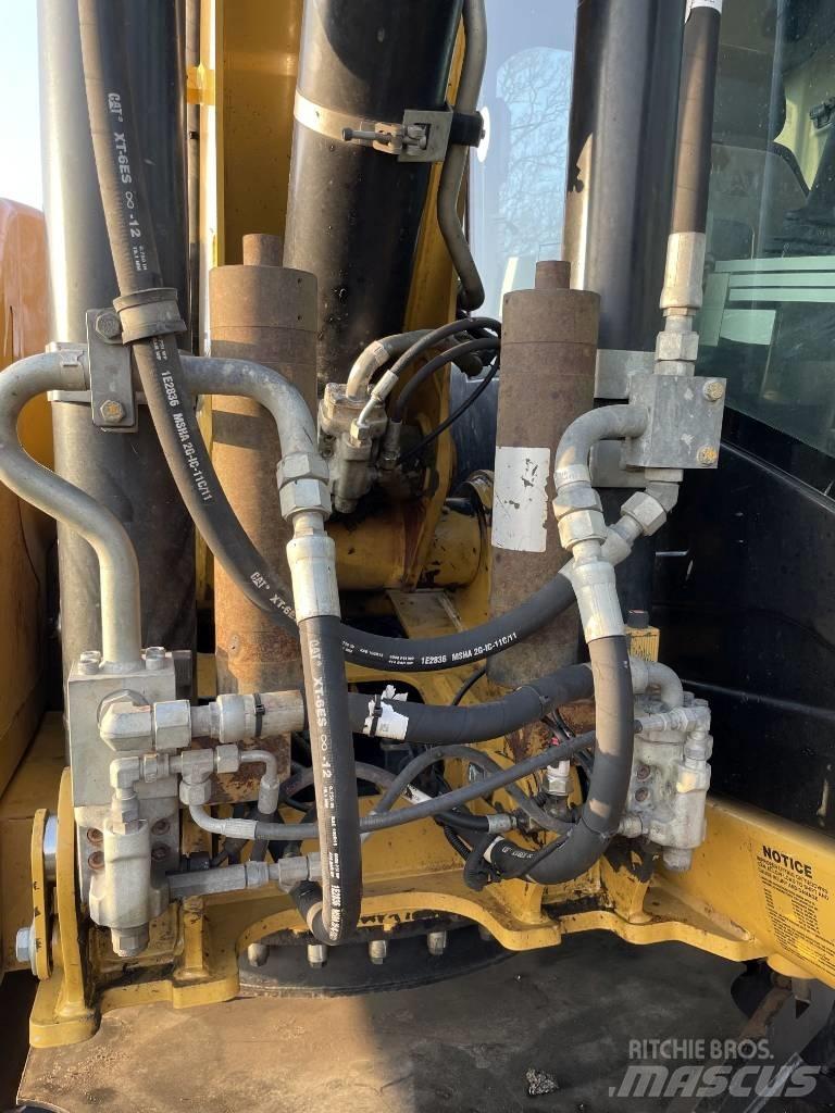 CAT M 313 D Gumikerekes kotrók