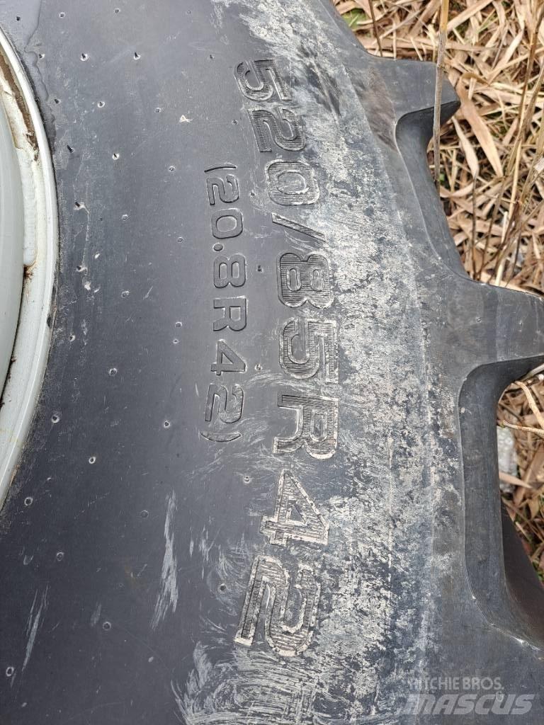  Paripyörät 520/85R42 Gumiabroncsok, kerekek és felnik