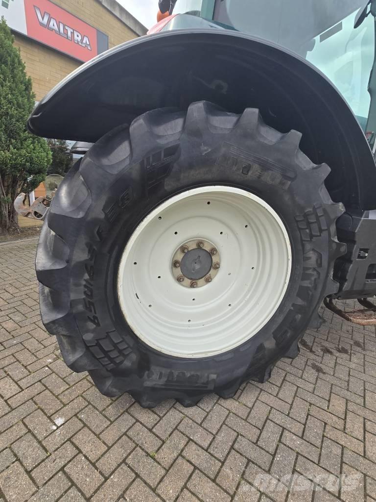 Valtra T 174 Traktorok