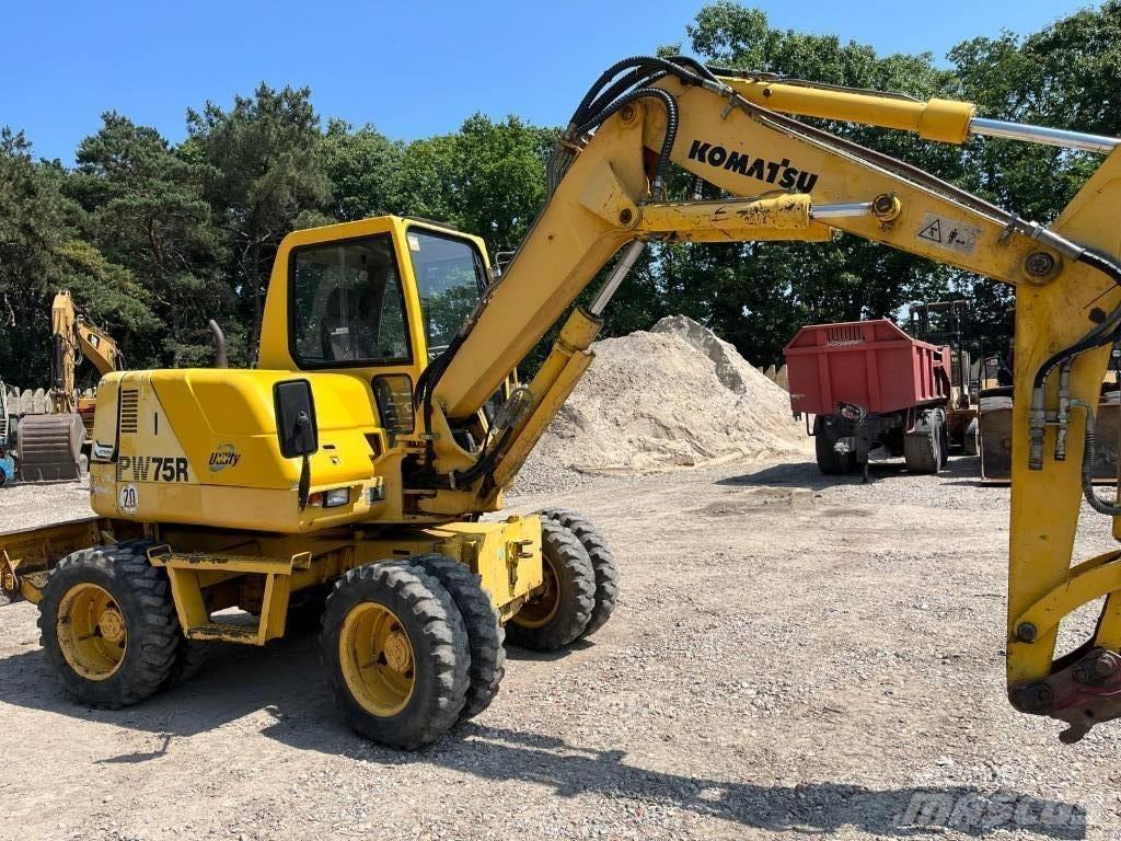 Komatsu PW 75 R Gumikerekes kotrók