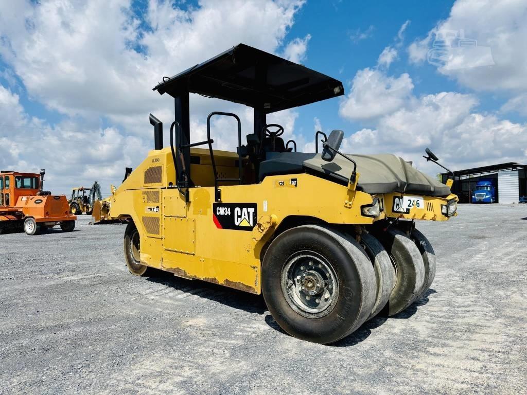CAT CW 34 Pneumatikus kerekes hengerek