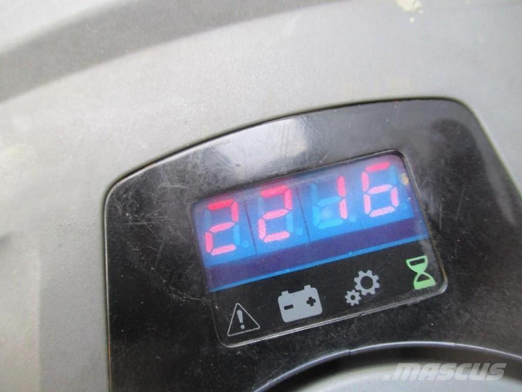 Toyota LPE200 Vezetőállásos alacsony emelőkocsi