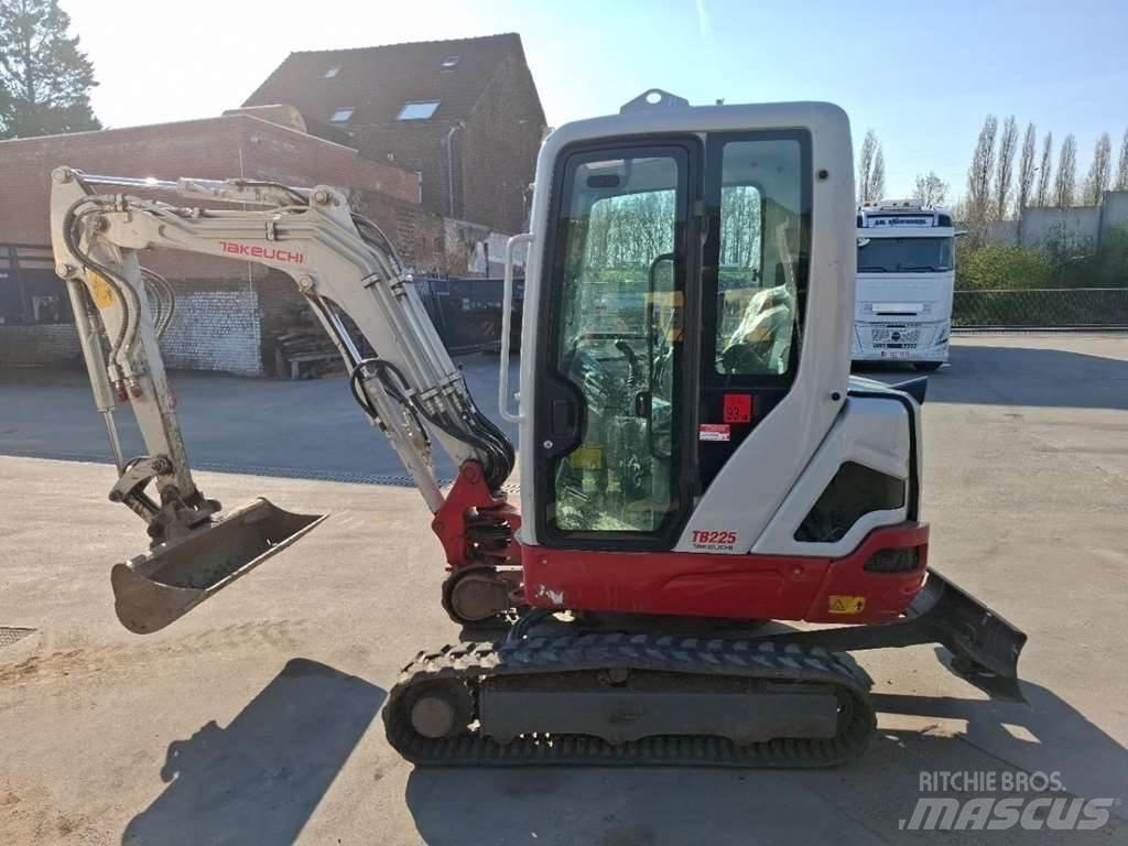 Takeuchi TB225LSA Mini kotrók < 7t