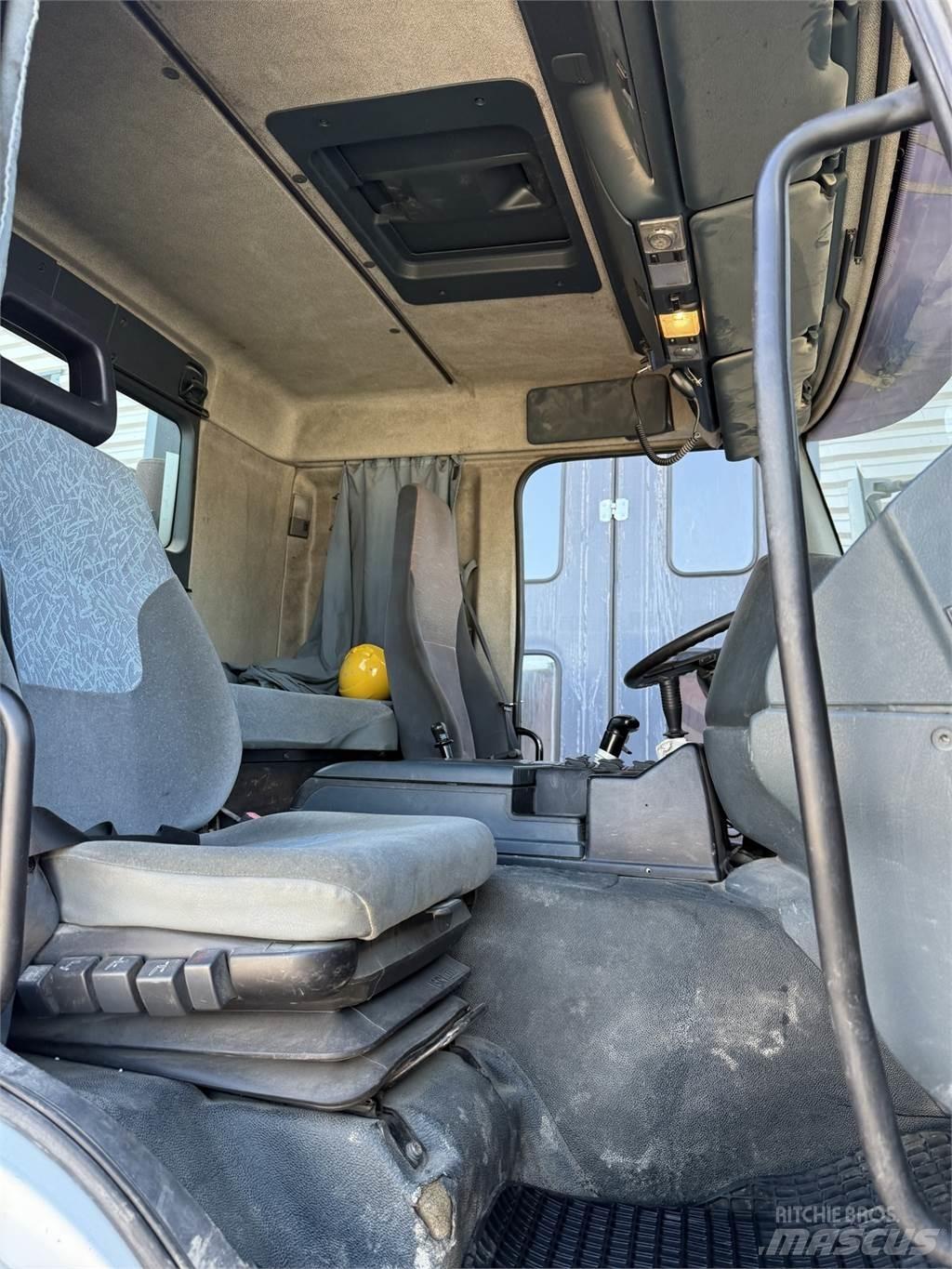 Sisu E12M 8x2 Billenő teherautók